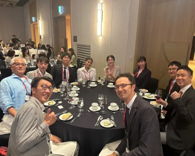 みなさまこんにちわ☔️
学会のガラディナー（Gala Dinner）の様子をお届けいたします🍽️✨
ガラディナーとは特別な催しのことです💐

まつみ院長の右隣には、
今年の日本生殖免疫学会会長の富山大学 中島教授🧪
左隣りは日本医科大学 桑原教授🥼
がいらっしゃいます🔎

みなさまと親交を深めることのできた、とても良いディナーとなりました🖋️✨

#まつみレディースクリニック #不妊症 #不育症 #婦人科 #レディースクリニック #子宮頸がん #妊婦 #不妊治療 #子宮内膜症 #子宮筋腫 #港区 #田町 #三田 #にんにく注射 #白玉点滴 #アンチエイジング